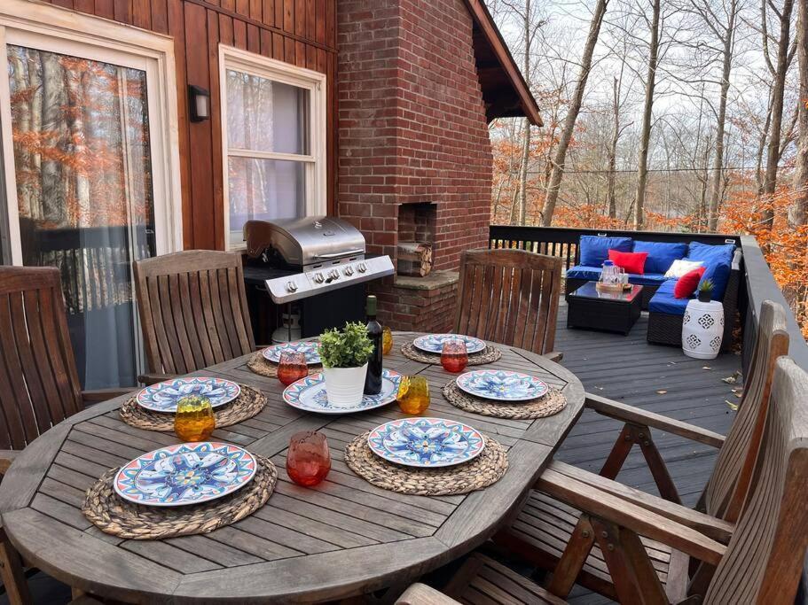 Hébergement de vacances Stylish And Cozy Cabin, Walking Distance To Big Bass *