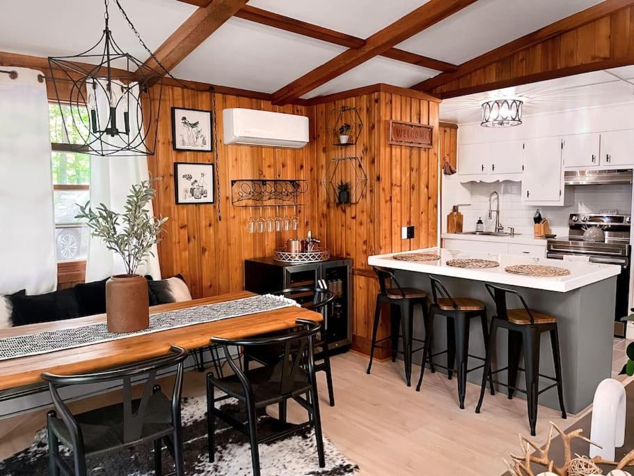 Stylish And Cozy Cabin, Walking Distance To Big Bass