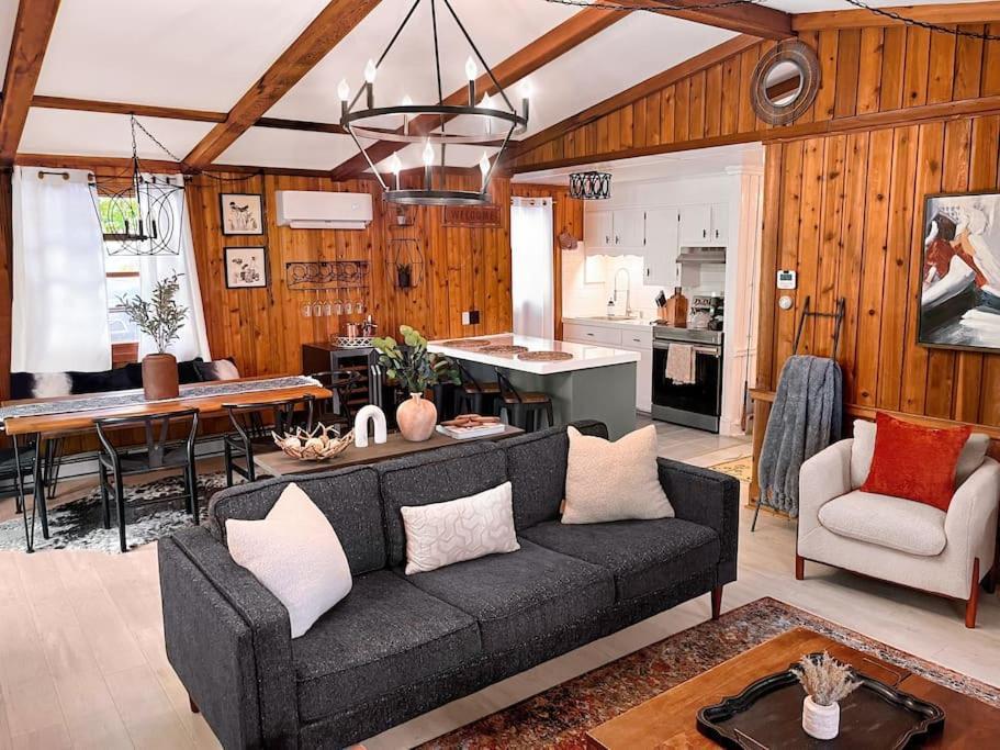 Stylish And Cozy Cabin, Walking Distance To Big Bass Hébergement de vacances