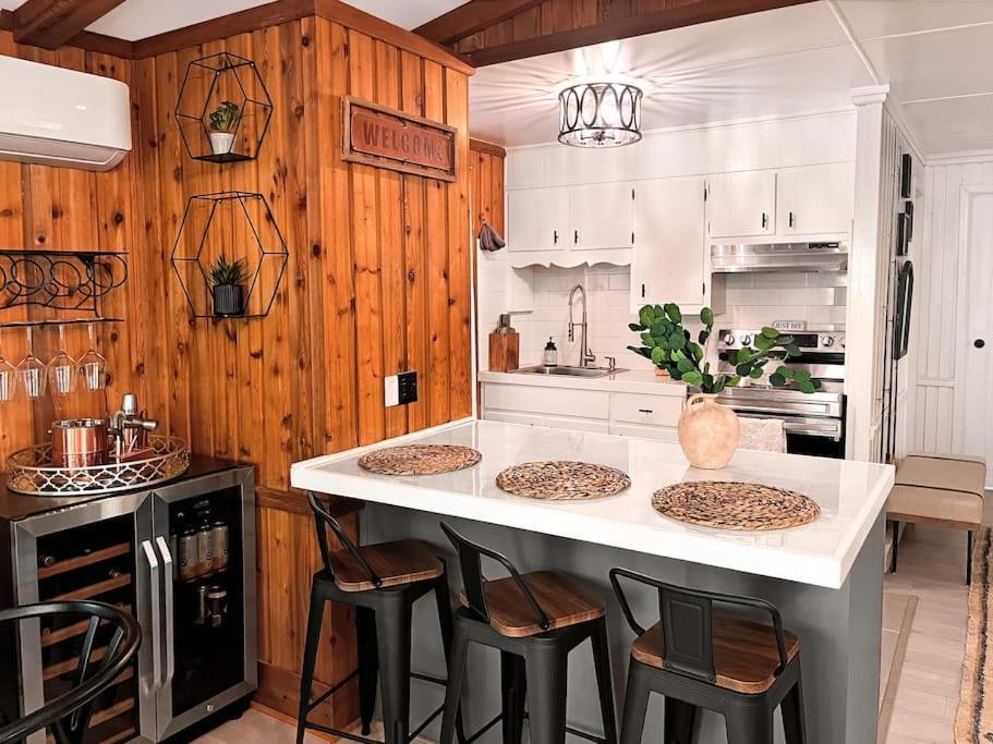 Stylish And Cozy Cabin, Walking Distance To Big Bass